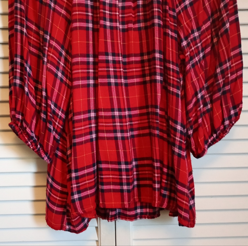 ππ Like New - Crown & Ivy Christmas Plaid V-Neck 3/4 Sleeve Blouse (2X)ππ - Picture 9 of 10